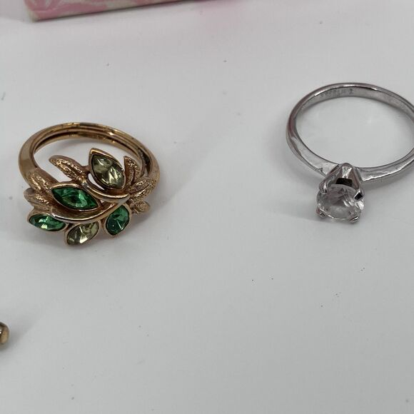 Bundle of 9 Vintage Avon Signed Jewelry Pieces, necklaces, Earrings, rings etc - Picture 8 of 15